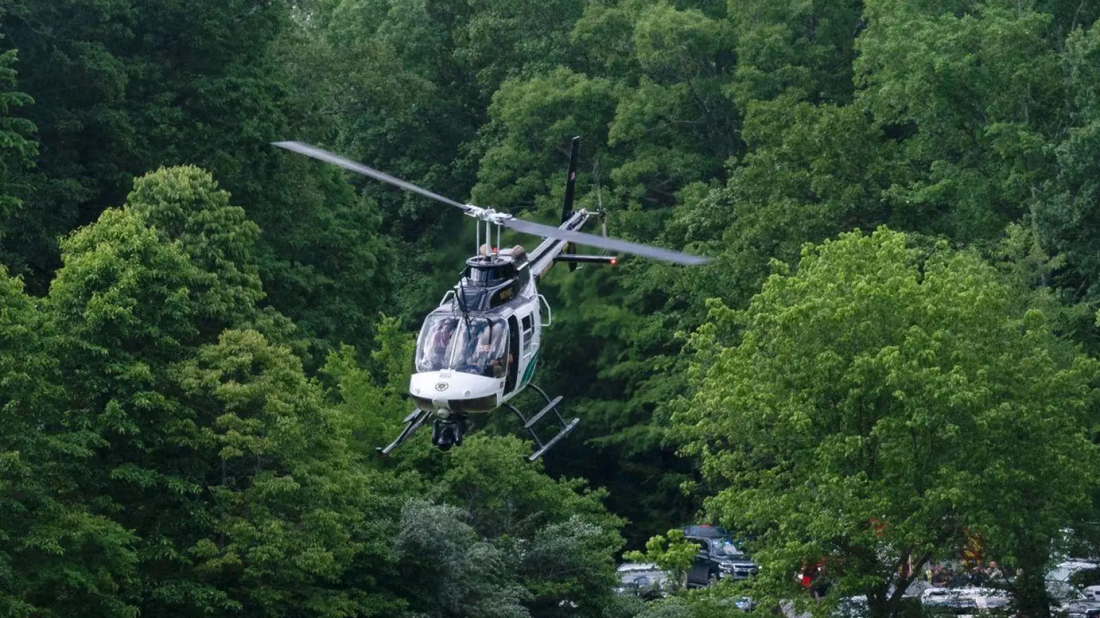 Einsatz von Polizei und Sicherheitskräften in der Nähe der Absturzstelle in Leipers Fork im US-Bundesstaat Tennessee. (Foto: Nicole Hester/The Tennessean/AP/dpa)