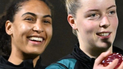 Nationalspielerin Alara Sehitler (r) bleibt beim FC Bayern. (Foto: Marijan Murat/dpa)