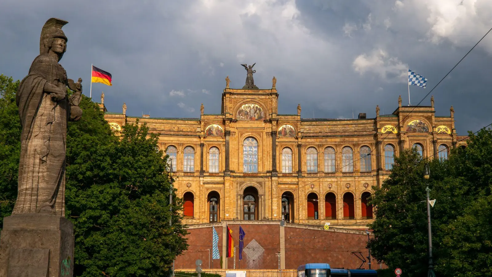 Antrag bei Bayerischen Landtag: Am Mittwoch will der Förderverein die Unterschriften überreichen. (Symbolbild) (Foto: Peter Kneffel/dpa)