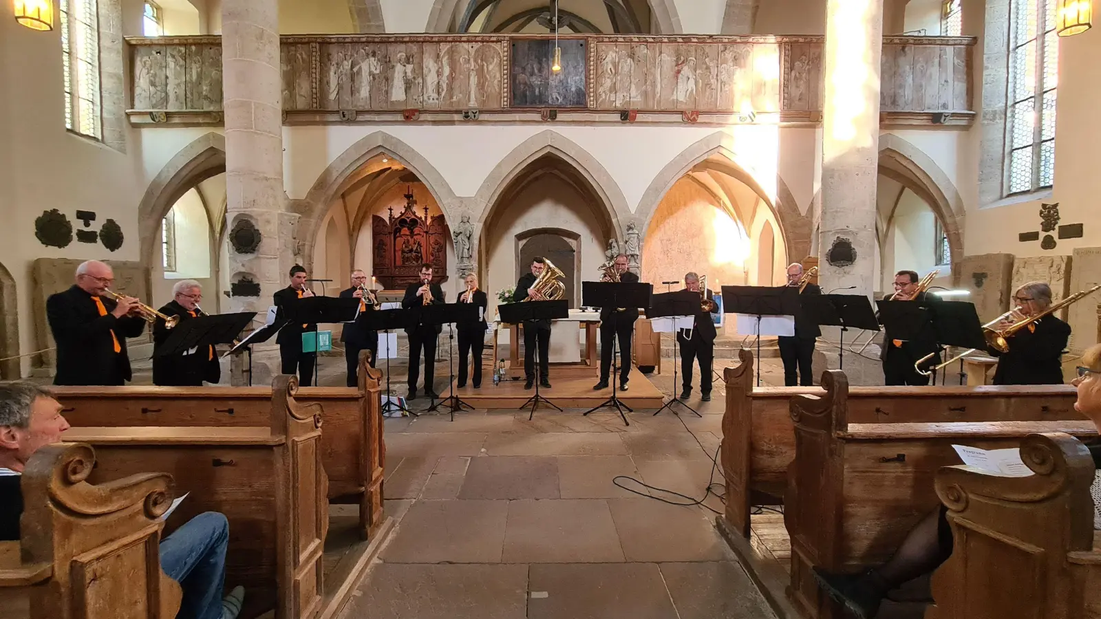 Beim Jubiläumskonzert füllte das Ensemble „Coro Festivo“ den Kirchenraum mit feinem Bläserklang in ausgefeilten Arrangements. (Foto: Margit Schwandt)