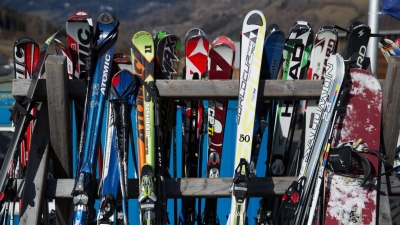 Ski-Ausrüstung hat nur eine begrenzte Lebenszeit: Nach ungefähr zehn Jahren wird es Zeit für neue Bretter, Bindungen und Schuhe. (Foto: Florian Schuh/dpa-tmn)