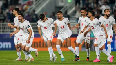 Iran ist bei der Fußball-WM dabei - Funktionäre werden bei der Auslosung voraussichtlich fehlen. (Foto: Aijaz Rahi/AP/dpa)