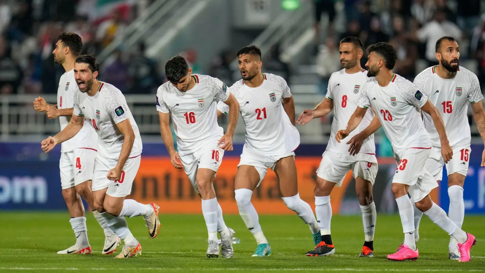 Iran ist bei der Fußball-WM dabei - Funktionäre werden bei der Auslosung voraussichtlich fehlen. (Foto: Aijaz Rahi/AP/dpa)