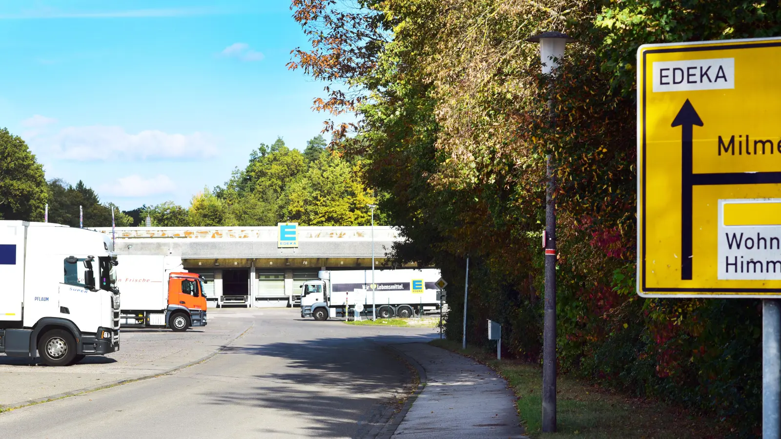 Hier gehen spätestens Mitte 2025 die Lichter aus: Das Edeka-Zentrallager in Sachsen bei Ansbach wird geschlossen. Die Waren für das Gebiet Nordbayern-Sachsen-Thüringen werden künftig vom oberfränkischen Marktredwitz aus in die regionalen Märkte verteilt. (Foto: Irmeli Pohl)