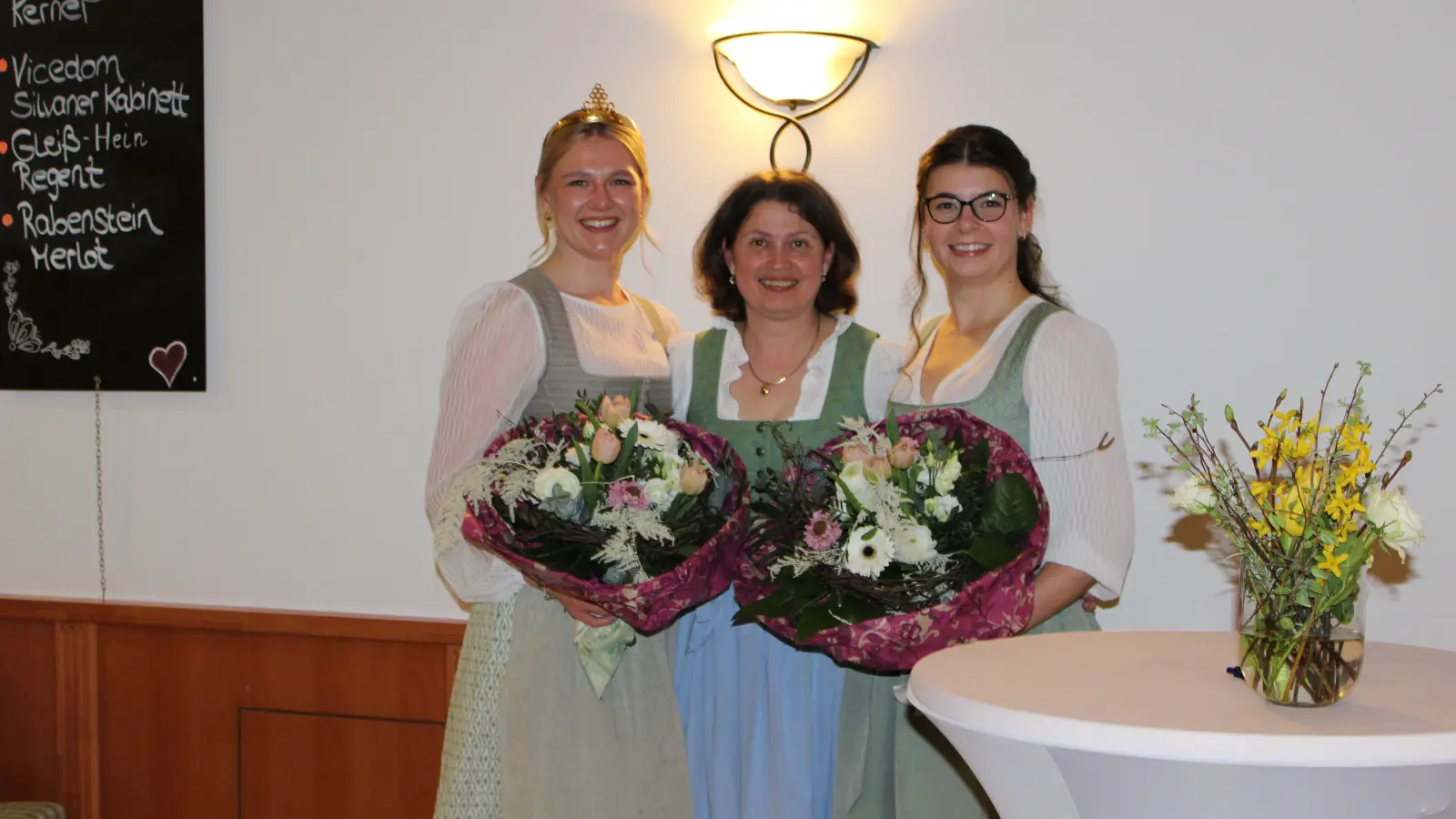 Die neue Weinprinzessin Alisa I. (links) und ihre Vorgängerin Nina I. nahmen bei der Vorstellung der Neuen die Vorsitzende des Weinbauvereins, Anke Gümpelein, in die Mitte. (Foto: Weinbauverein Oberer Ehegrund)