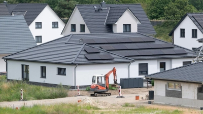 „Schlüsselfertig“-Angebote sollte man anhand der Bau- und Leistungsbeschreibung genau prüfen. (Foto: Sebastian Gollnow/dpa/dpa-tmn)