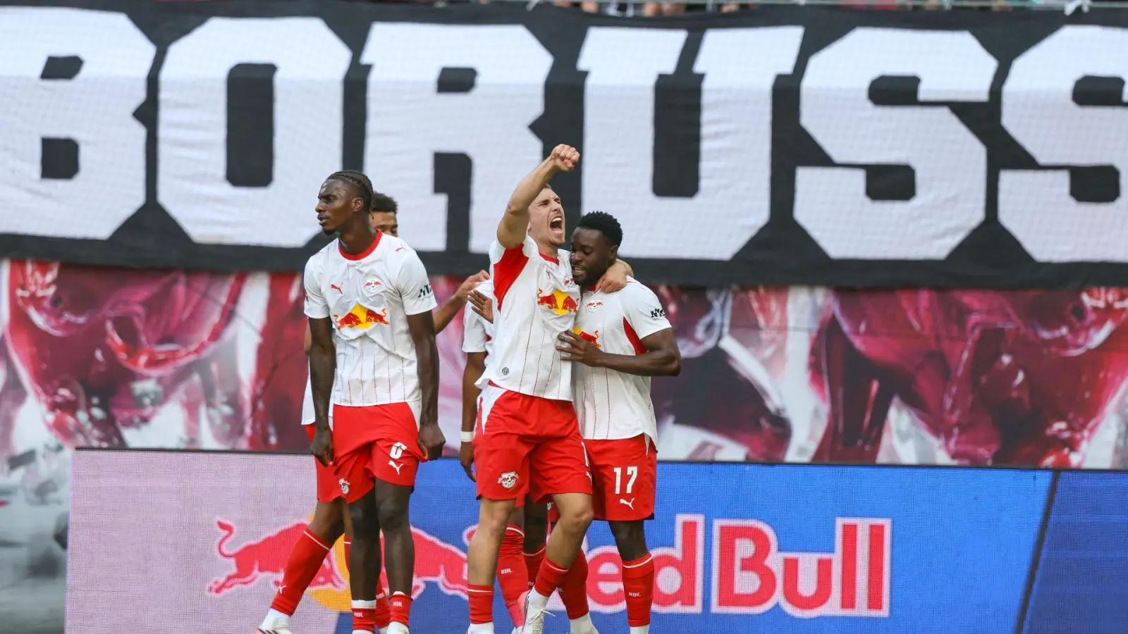 Ridle Baku (r-l, RB Leipzig) jubelt über seinen 1:0-Führungstreffer mit Brajan Gruda und Ezechiel Banzuzi. (Foto: Jan Woitas/dpa)