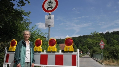 Isolde Feldmann setzt sich ebenso wie viele andere Naturschützer dafür ein, dass die Kröten am Scheerweiher sicher über die Straße kommen. (Foto: Robert Maurer)