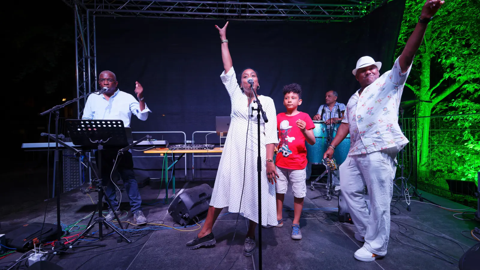 Di Band Mundo Latino und DJ Trejo heizten am Freitagabend im Stadtgraben ein. (Foto: Zeynel Dönmez)