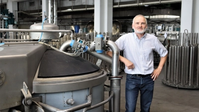 In diesen Hallen wird Garn gefärbt und getrocknet. Klaus Christ hat immer ein Auge auf die Nachhaltigkeit. (Foto: Antonia Müller)