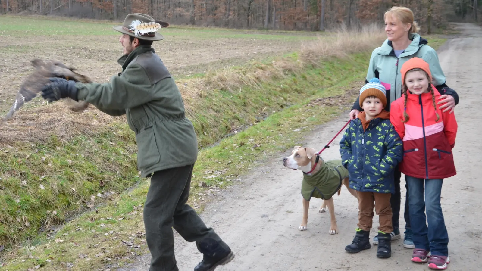 Danilo Batz ließ Mäusebussard Malu wieder in die Freiheit. Traurig, aber gleichzeitig auch glücklich waren die Lebensretter des Greifvogels: Mutter Nina Möhring mit ihren Kindern Lukas und Marie sowie Hund Ceva. (Foto: Christa Frühwald)