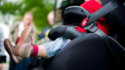 Mit gebrauchten Kindersitz-Modellen lässt sich Geld sparen - aber bitte nicht zulasten der Sicherheit. (Foto: Nicolas Armer/dpa/dpa-tmn)