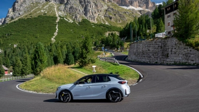 Einer für die Berge? Bei der Kurvenfahrt nach oben und unten bringt der GSE seine Leistung auf die Straße. (Foto: Dani Heyne/Opel Automobile GmbH/dpa-tmn)
