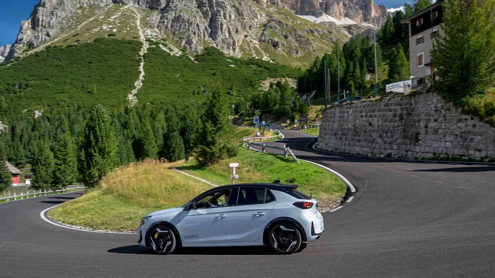 Einer für die Berge? Bei der Kurvenfahrt nach oben und unten bringt der GSE seine Leistung auf die Straße. (Foto: Dani Heyne/Opel Automobile GmbH/dpa-tmn)