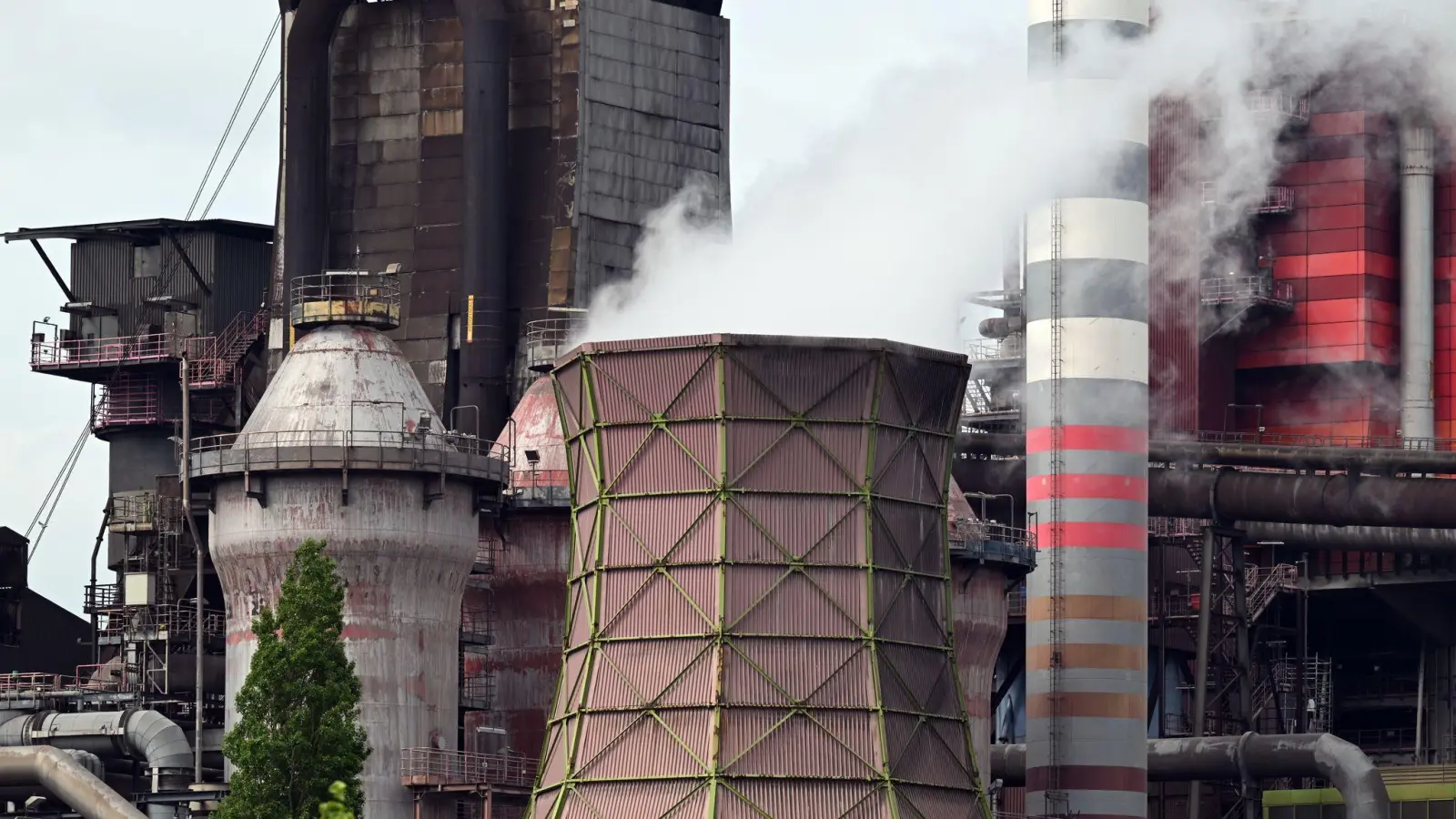 Der Industriekonzern Thyssenkrupp hat im dritten Quartal erneut rote Zahlen geschrieben.  (Foto: Federico Gambarini/dpa)