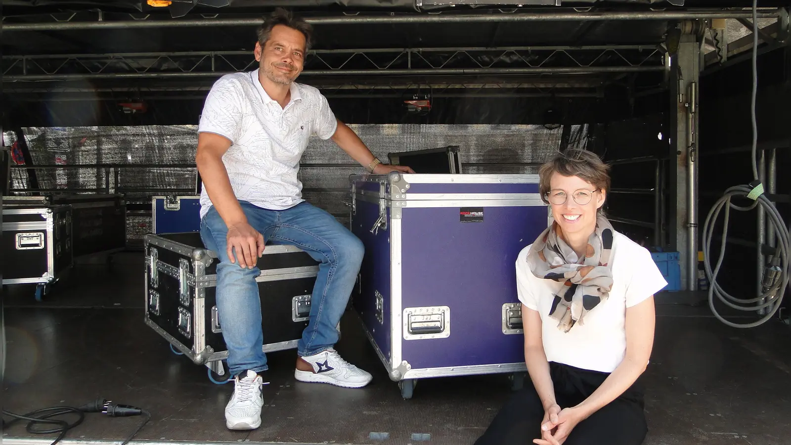 Kultur- und Touristik-Referentin Nadja Wilhelm und ihr Mitarbeiter Sebastian Buhl machen an der Reitbahn-Bühne Station. (Foto: Winfried Vennemann)