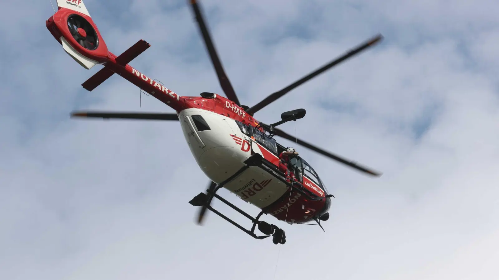 Der 38-Jährige wurde mit dem Hubschrauber in ein Klinikum geflogen. (Symbolbild)  (Foto: Bodo Schackow/dpa)