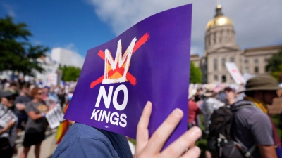 „No Kings“ (Keine Könige) war das übergreifende Motto der Proteste.  (Foto: Mike Stewart/AP/dpa)