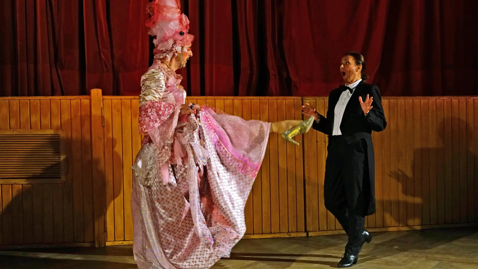 Ein perfektes Duo: Der Bariton Robert Eller schlüpfte in die Rolle der liebeshungrigen Dame, die Sopranistin Gertrud Demmler-Schwab gab den feschen Kellner.  (Foto: Elke Walter)