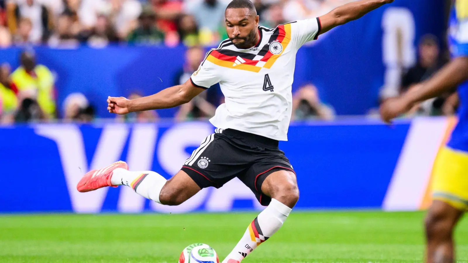 Jonathan Tah ist der deutsche Abwehrorganisator in Amerika.  (Foto: Tom Weller/dpa)