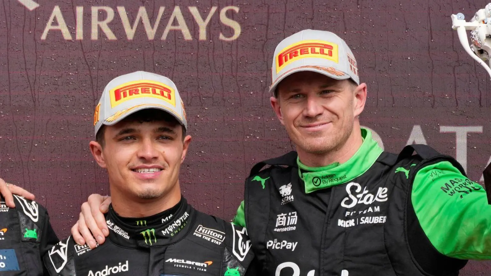 Nico Hülkenberg (r) schafft es im 239. Rennen erstmals auf ein Formel-1-Podium. (Foto: Darko Bandic/AP/dpa)