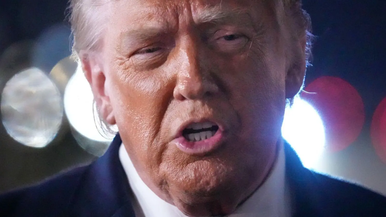 Die USA werden laut US-Präsident Trump auf einen iranischen Angriff reagieren müssen. (Foto: Mark Schiefelbein/AP/dpa)