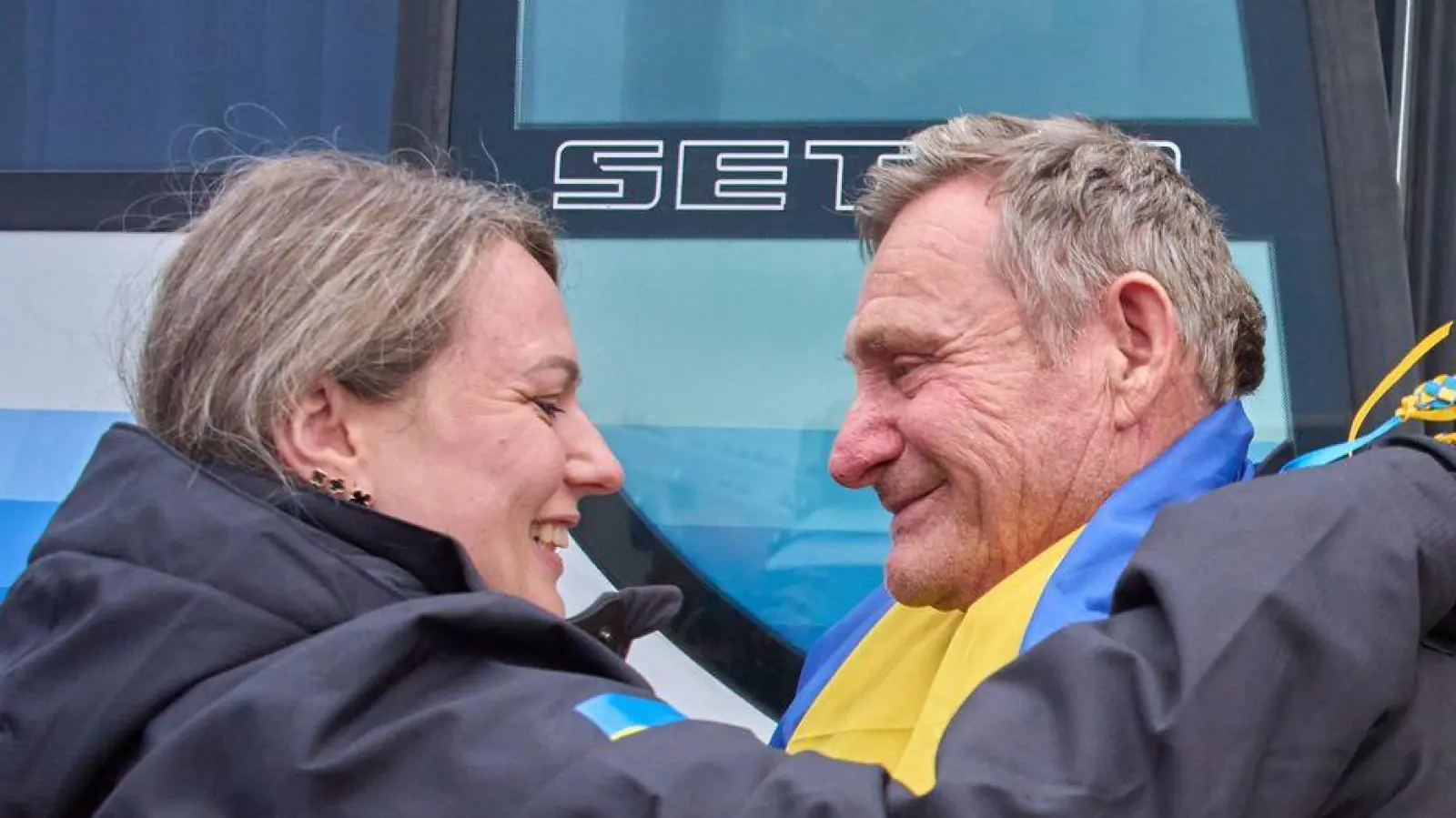 Nach ukrainischen Angaben haben aus der von russischen Truppen besetzten südukrainischen Frontstadt Oleschky evakuierte Menschen die Grenze von Belarus in die Ukraine überquert.  (Foto: Efrem Lukatsky/AP/dpa)