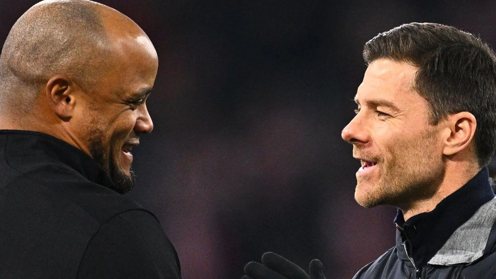 Wer muss wem gratulieren? Bayern-Coach Vincent Kompany (l) und Leverkusens Trainer Xabi Alonso. (Foto: Tom Weller/dpa)