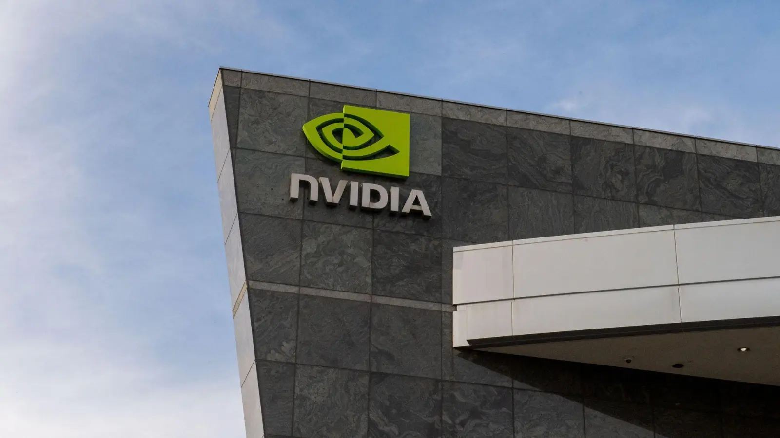 Mit den Geschäftszahlen übertraf Nvidia die Erwartungen der Börse, aber beim nächsten Chipsystem Blackwell steht noch Arbeit bevor. (Archivbild) (Foto: Andrej Sokolow/dpa)