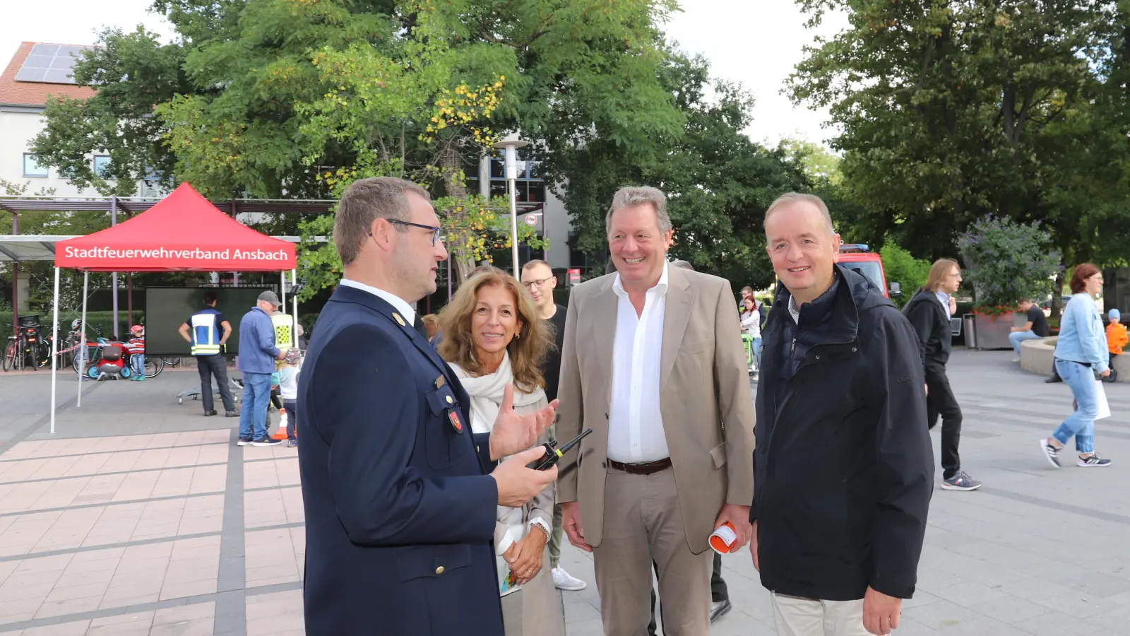 Stadtbrandrat Steffen Beck gibt Einblick in die Abläufe, hier mit Andrea Wurzer, Ansbachs Polizeichef Josef Mehringer und Oberbürgermeister Thomas Deffner (von links). (Foto: Oliver Herbst)