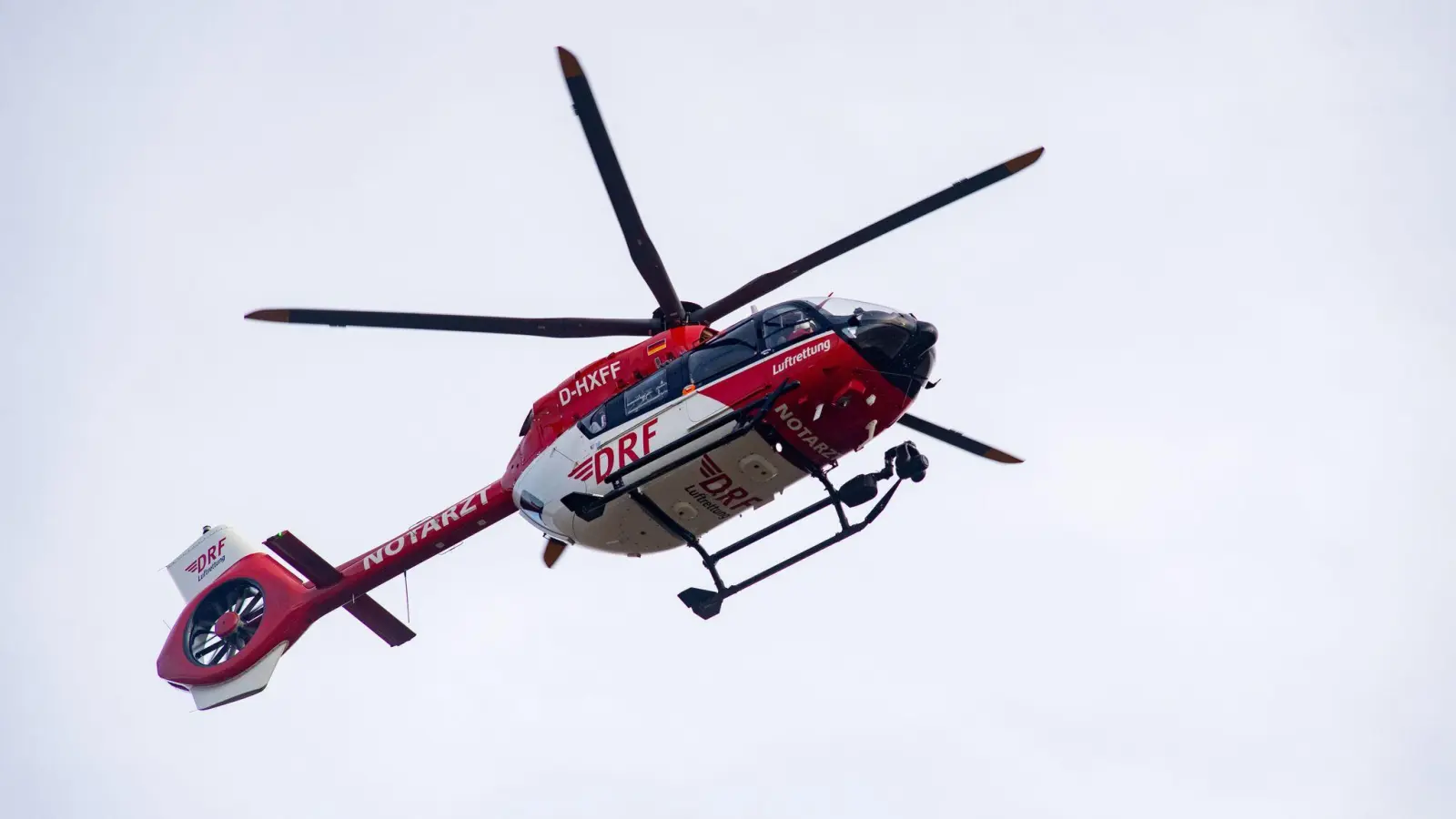 Mit einem Rettungshubschrauber kam der Schwerverletzte in eine Klinik nach Nürnberg. (Symboloptik)  (Foto: Stefan Sauer/dpa)