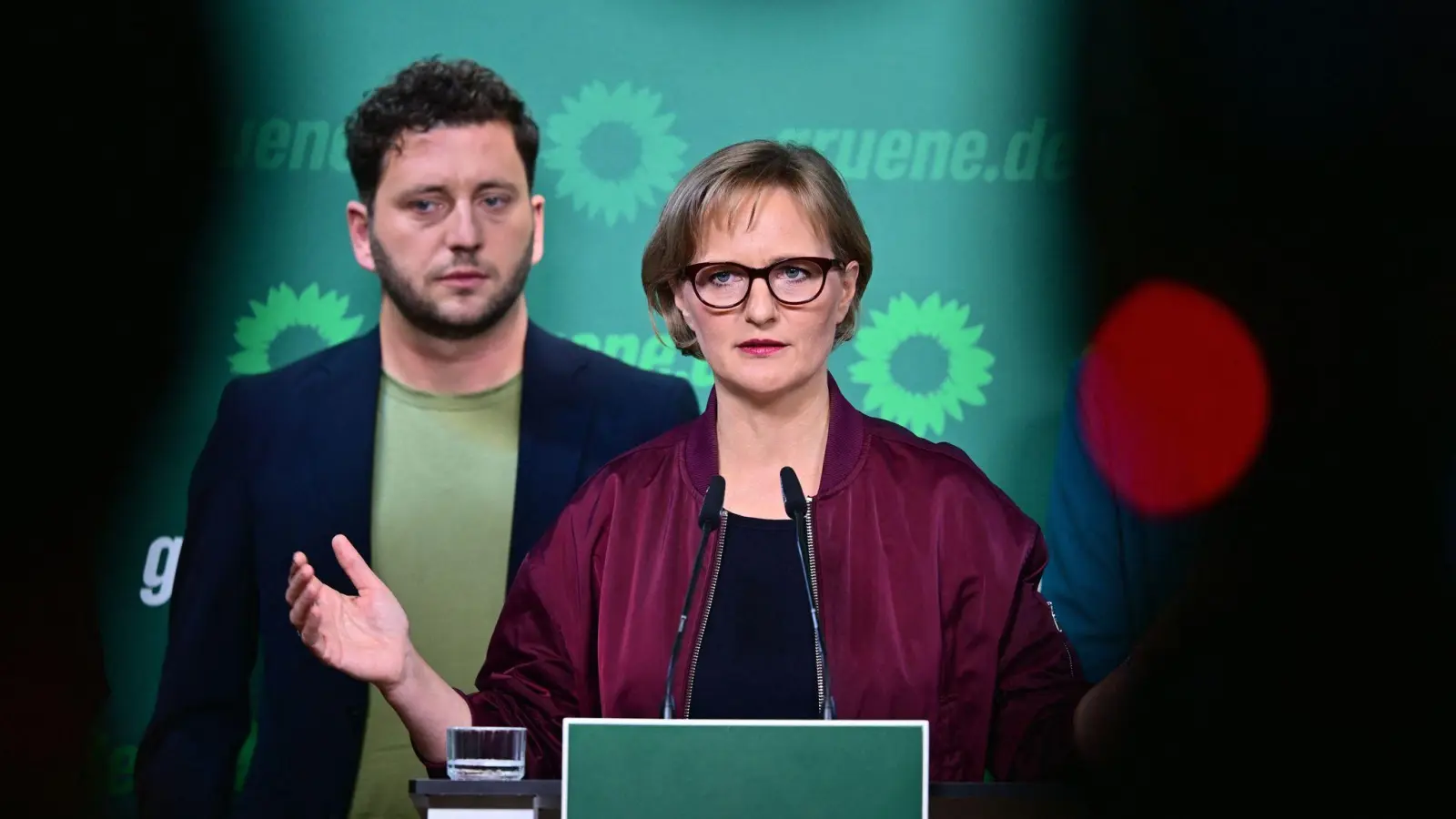 Wollen im Dezember für eine weitere Amtszeit kandidieren: Felix Banaszak und Franziska Brantner (Archivbild)  (Foto: Sebastian Gollnow/dpa)