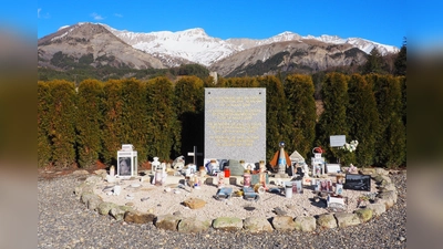 Eine Gedenktafel erinnert an den Flugzeugabsturz einer Germanwings-Maschine in den Alpen. Eine Klage auf zusätzliches Schmerzensgeld gegen das Luftfahrt-Bundesamt hat mehr als zehn Jahre nach der Katastrophe wenig Aussicht auf Erfolg.   (Foto: Christian Böhmer/dpa)