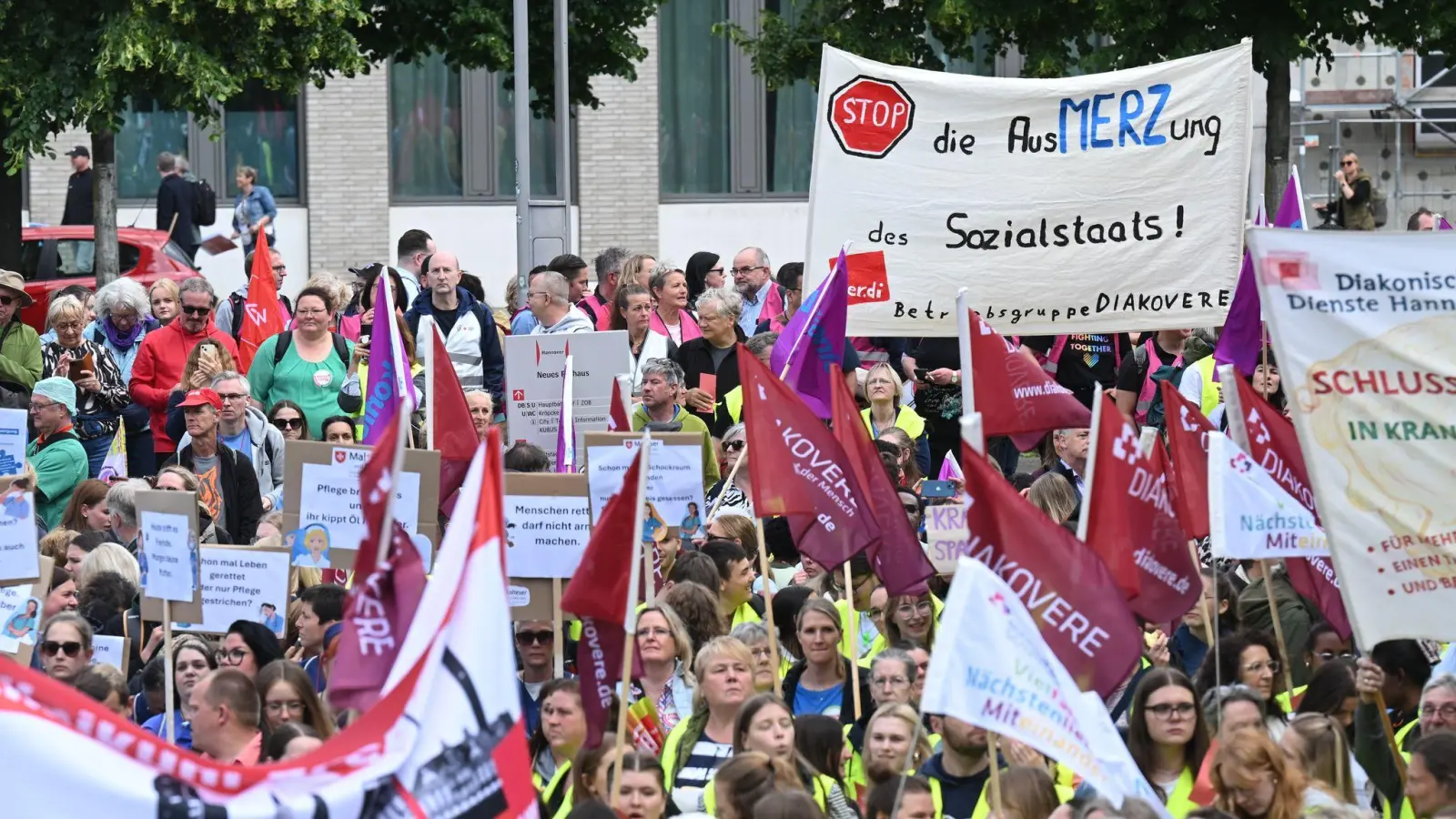 In Hannover protestierten mehrere Tausend Menschen gegen die Gesundheitsreform. (Foto: Julian Stratenschulte/dpa)