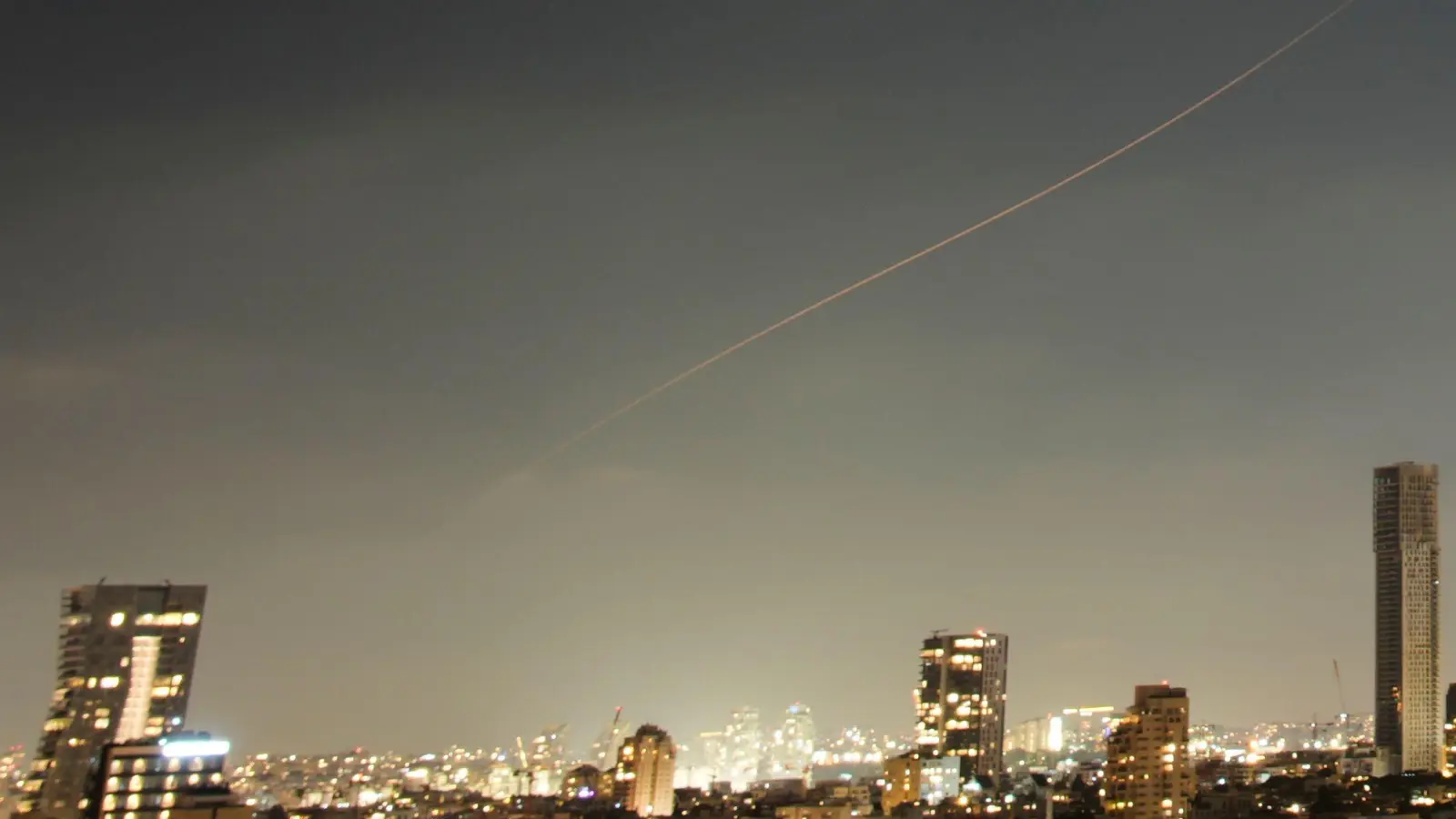 Der Iran hat am späten Sonntagabend Israel wieder mit Raketen angegriffen.  (Foto: Ohad Zwigenberg/AP/dpa)