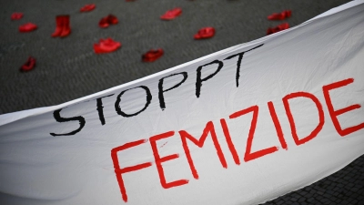 Im vergangenen Jahr starben nach einer Auswertung des Landeskriminalamts 40 Mädchen und Frauen in Bayern bei einem Femizid. (Foto: Sebastian Gollnow/dpa)