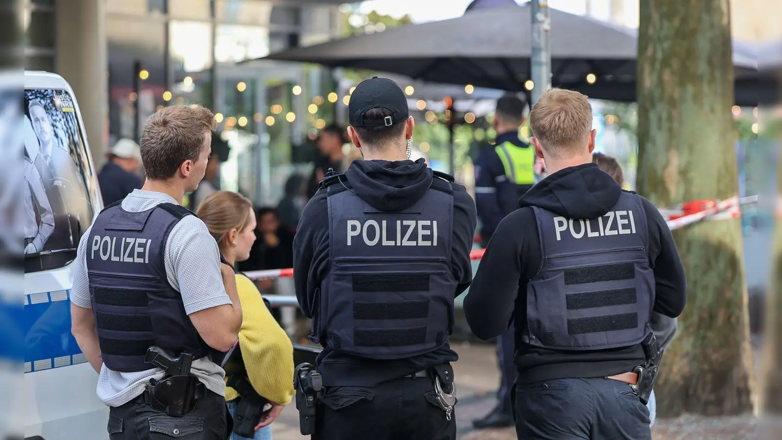 Mitten in der belebten Essener Innenstadt haben maskierte Männer einen Häftling befreit, der in eine Arztpraxis gebracht werden sollte. (Foto: Matthias Rosenkranz/dpa)