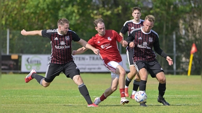 Mit 2:0 besiegte der FC Dombühl (links Alexander Häßlein, rechts Thore Beck) die SG Segringen-Dinkelsbühl (Fabian Lechler) und ist nach zwei Spielen noch ohne Punktverlust und ohne Gegentor. Am Sonntag geht es zum Verfolgerduell beim Aufsteiger TV Leutershausen. Die SG empfängt im ersten Heimspiel den SV Schalkhausen. (Foto: Martin Rügner)