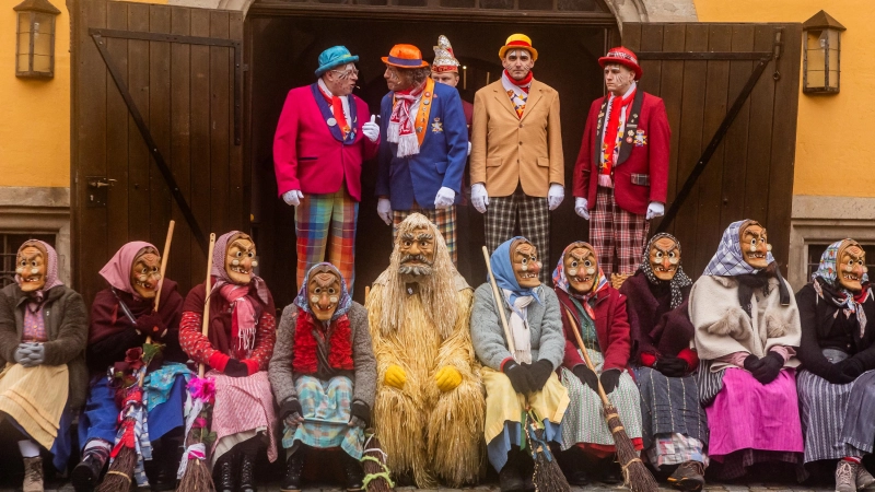 Was verbirgt sich hinter dem „Geheimplan Dinkelsbühl 31”? Die Oberschoude klärten das Publikum beim Besuch der Fastnachtsgesellschaft Medine in Dinkelsbühl auf.  (Foto: Evi Lemberger)