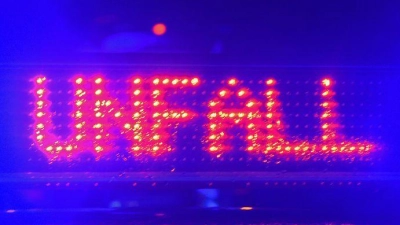 Bei einem Unfall am Freitagabend im oberbayerischen Poing wurde ein 13-Jähriger schwer verletzt. (Symbolbild) (Foto: Stefan Puchner/dpa)