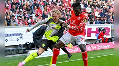 Dortmunds Julian Brandt (l) rückte gegen den FSV Mainz 05 kurzfristig in die Startelf und glänzte dann mit zwei Vorlagen. (Foto: Torsten Silz/dpa)