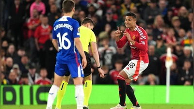 Casemiro (r) erzielte das 2:1 für Manchester United gegen Athletic Bilbao. (Foto: Martin Rickett/PA Wire/dpa)