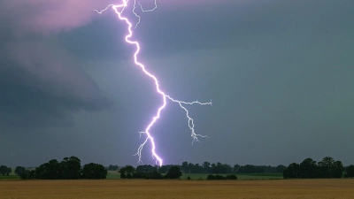 Am Wochenende soll es teils heftige Gewitter geben. (Symbolbild) (Foto: Patrick Pleul/dpa)