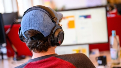 Fühlen sich Kolleginnen gestört, leidet die Arbeitsleistung oder gibt es vielleicht sogar Sicherheitsbedenken? Ist die Antwort nein, sollte Musik am Arbeitsplatz erst mal kein Problem sein.  (Foto: Jonas Walzberg/dpa/dpa-tmn)