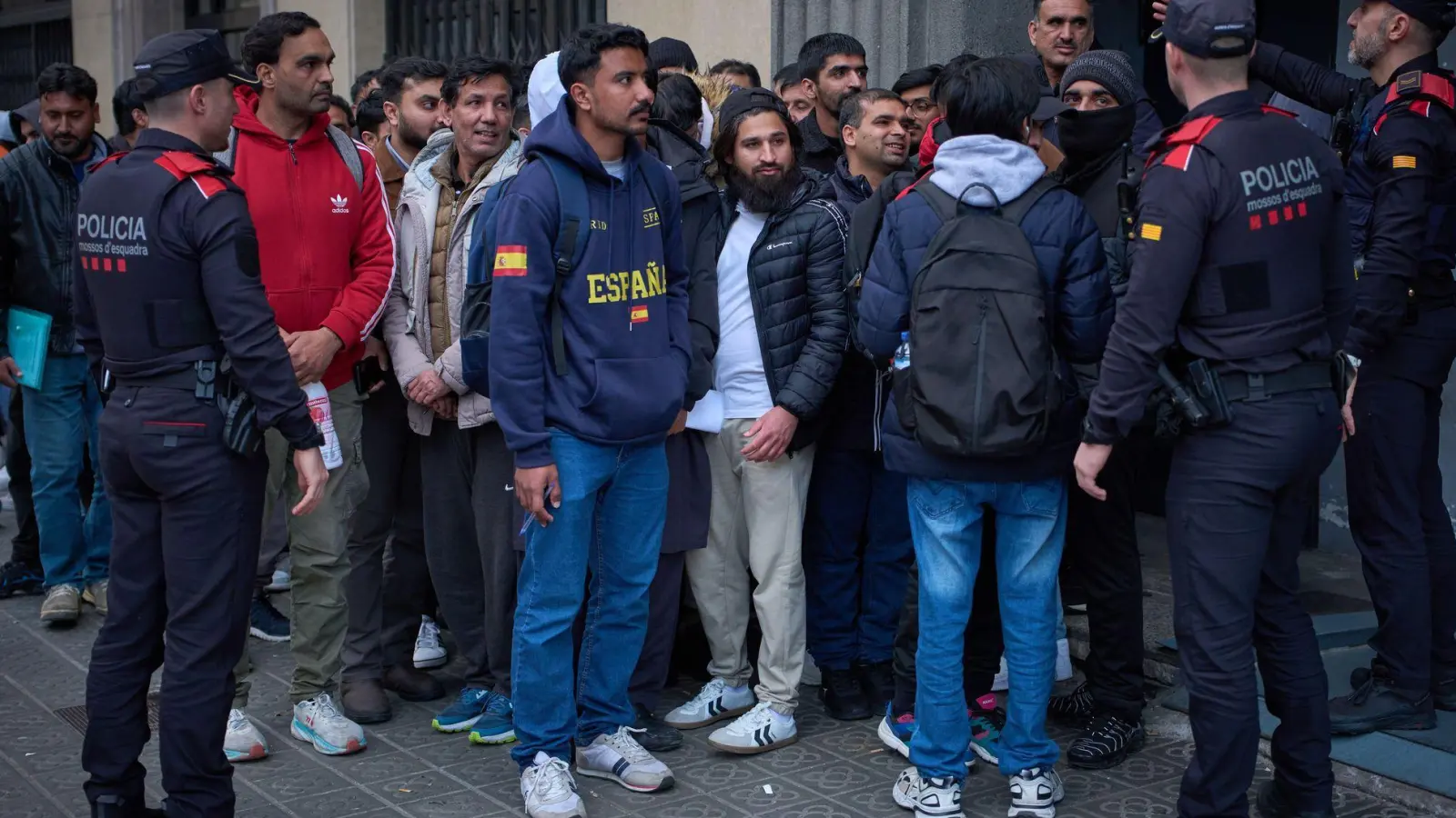 Vor den Konsulaten bilden sich lange Warteschlangen, weil irreguläre Migranten Nachweise beschaffen müssen, um von dem Angebot der spanischen Regierung zu profitieren. (Archivbild) (Foto: Emilio Morenatti/AP/dpa)