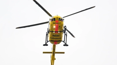 Eine der Fahrerinnen wurde mit einem Hubschrauber in ein Krankenhaus geflogen. (Symbolbild) (Foto: Bernd Weißbrod/dpa)