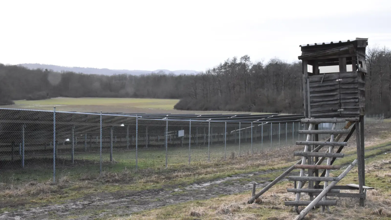 Ein Jägerstand in der Flur Eckstall: Das dort seit einiger Zeit stehende Solarstromfeld schränkt die Jagd in dem ehemals gut bejagbaren Gebiet erheblich ein. (Foto: Andreas Reum)