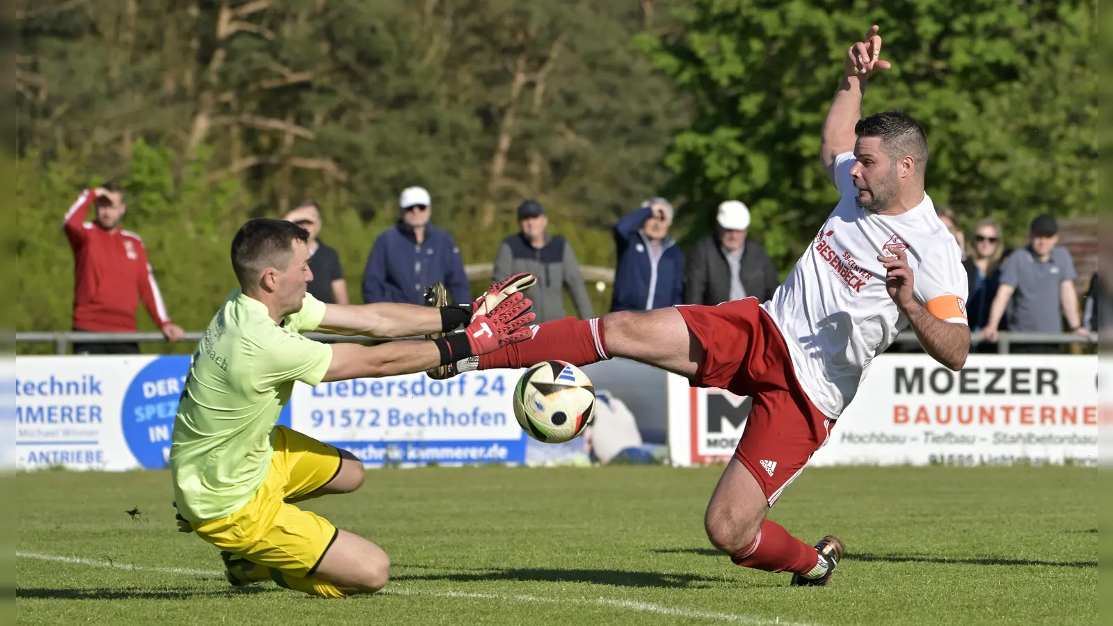 Der Burgoberbacher Torhüter Lukas Halter mit Alexander Roth vom TSC Neuendettelsau.  (Foto: Martin Rügner)