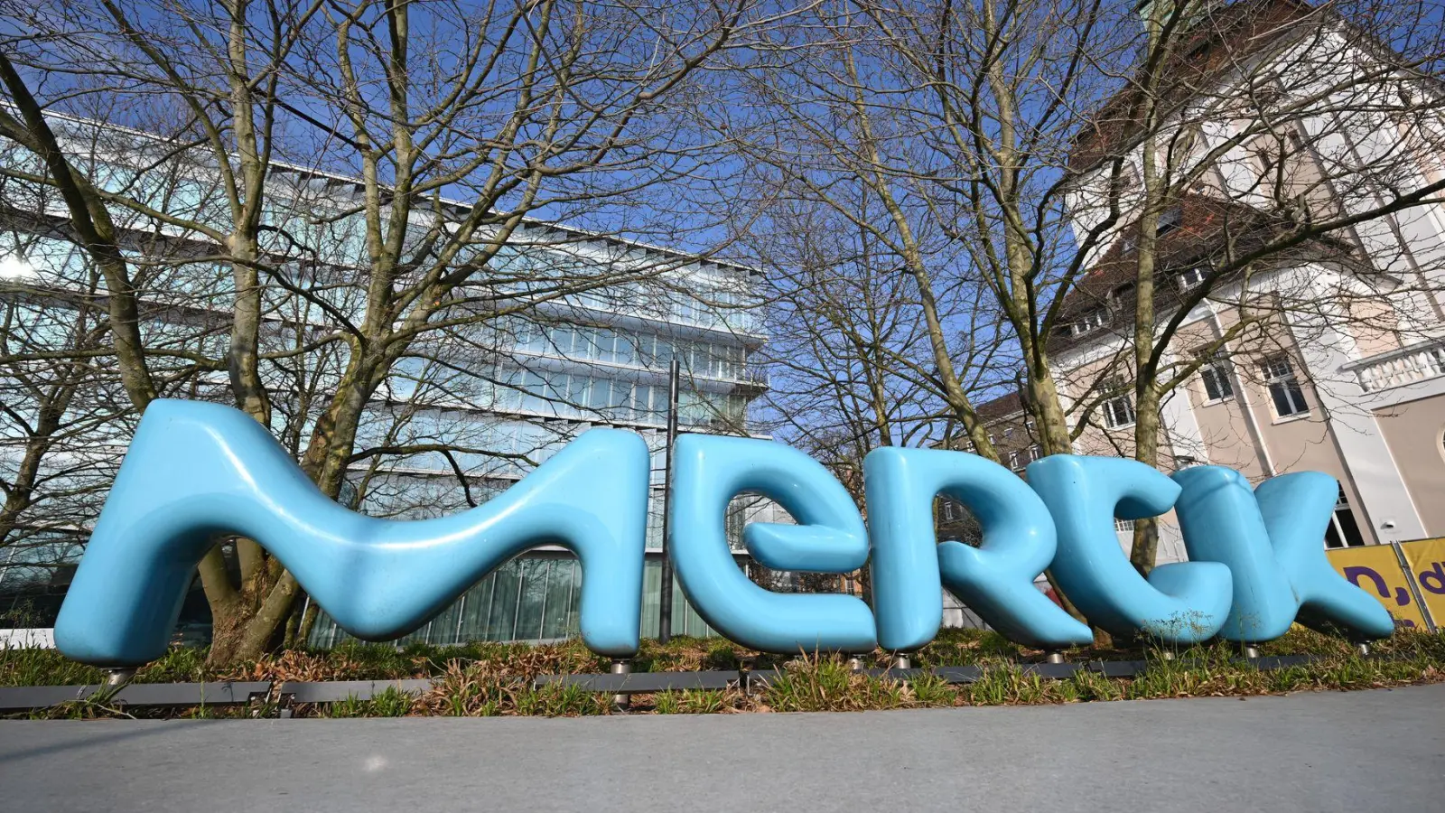 Der Pharma- und Chemiekonzern Merck will nach einem schwierigen Jahr 2023 zu Wachstum zurückkehren. (Archivbild) (Foto: Arne Dedert/dpa)