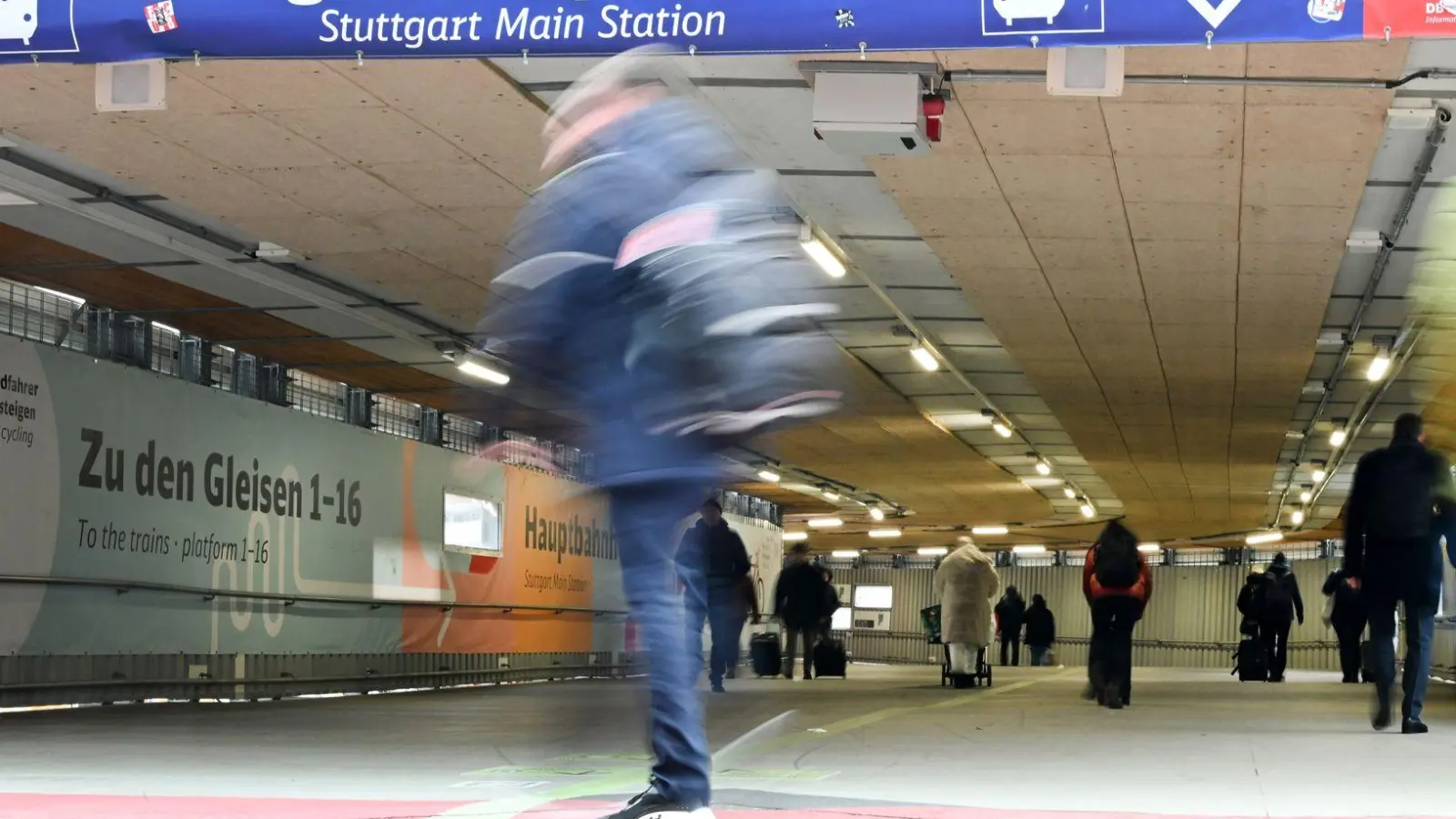 Man macht lange Meter am Stuttgarter Hauptbahnhof. (Archivbild) (Foto: Bernd Weißbrod/dpa)